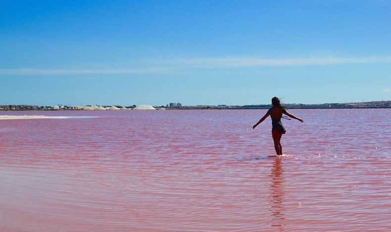 Στην Ισπανία, η λίμνη Salina de Torrevieja θα σας αφήσει με το στόμα ανοιχτό από την ανεπανάληπτη ομορφιά του τοπίου της