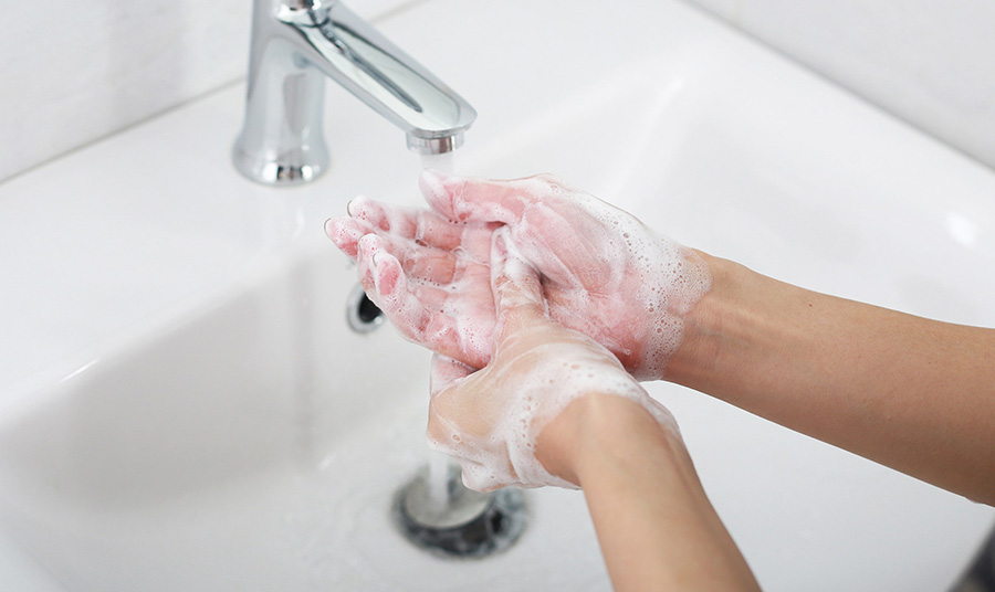 Γιατί το σαπούνι και το ζεστό νερό είναι αποτελεσματικά εναντίον του Covid-19 και άλλων ιών;