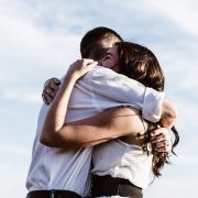 10 τρόποι για να αναζωογονήσετε την οικειότητα σε μια σχέση χωρίς σεξ