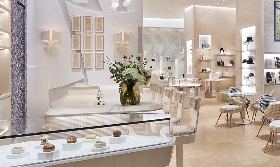 Άποψη με τη βιτρίνα γλυκών στο café Dior