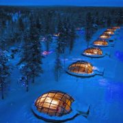 Ιγκλού με γυάλινες οροφές για ρομαντικές νύχτες στη ζεστή αγκαλιά του αγαπημένου σας, με θέα το παραμυθένιο τοπίο της αρκτικής φύσης