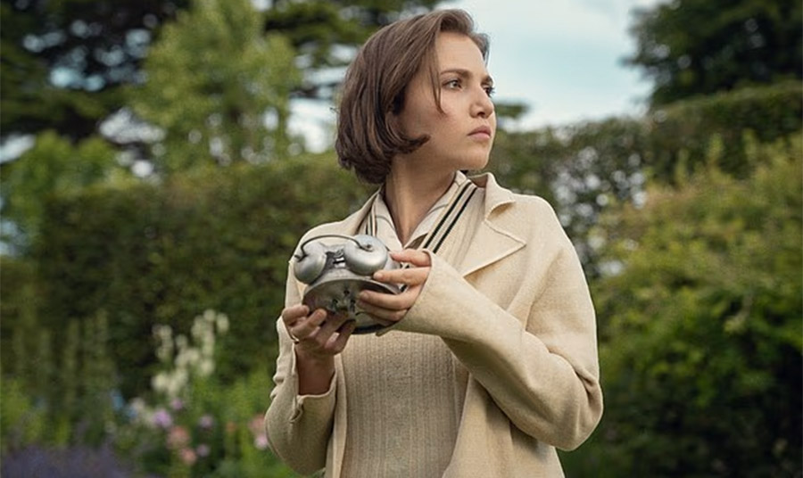 Η συναρπαστική σειρά παρουσιάζει τη Μία ΜακΚένα Μπρους να φοράει το καπέλο της ως ντετέκτιβ στον ρόλο της Λαίδης Άιλιν «Μπαντλ» Μπρεντ, καθώς ξεκινά να λύσει έναν αινιγματικό φόνο PHOTO SIMON RIDGWAY/ NETFLIX