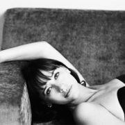 H Rashida Jones πρωταγωνιστεί στην καμπάνια για τα εσώρουχα Calvin Klein του 2017 αποτυπώνοντας τη νέα οπτική του οίκου