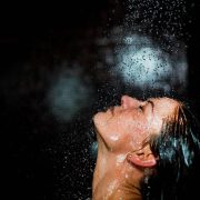 Τάση «Σκοτεινό ντους»: Ίσως είναι το μυστικό για καλύτερο ύπνο