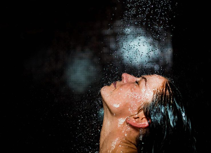 Τάση «Σκοτεινό ντους»: Ίσως είναι το μυστικό για καλύτερο ύπνο