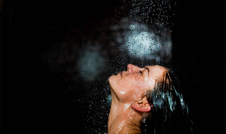 Τάση «Σκοτεινό ντους»: Ίσως είναι το μυστικό για καλύτερο ύπνο