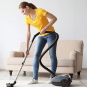 Πρώτα ξεσκονίζουμε ή σκουπίζουμε με ηλεκτρική σκούπα;