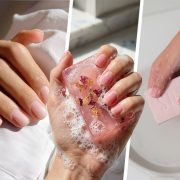 Soap nails: Το μανικιούρ της άνοιξης 2026 που εμπνέεται από το σαπούνι!