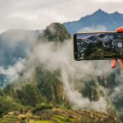 Μήπως τα social media καταστρέφουν τα ταξίδια; Γιατί το TikTok κάνει τις διακοπές μας λιγότερο μαγικές…