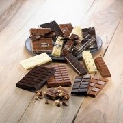Οι σοκολάτες και τα σοκολατάκια δωδώνη έχουν βελούδινη, υπέροχη γεύση που οφείλεται στην εξαιρετικής ποιότητας πρώτης ύλη, ενώ είναι όλα χειροποίητα!