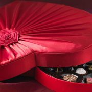 Πώς σχετίζονται τα σοκολατάκια με τη γιορτή του Έρωτα;