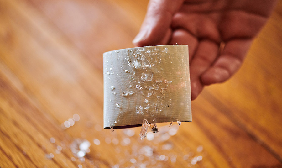 Ένας επίσης αρκετά γρήγορος, εύκολος, οικονομικός και αποτελεσματικός τρόπος για να μαζέψετε τα γυαλιά από το δάπεδο είναι να χρησιμοποιήσετε κολλητική ταινία