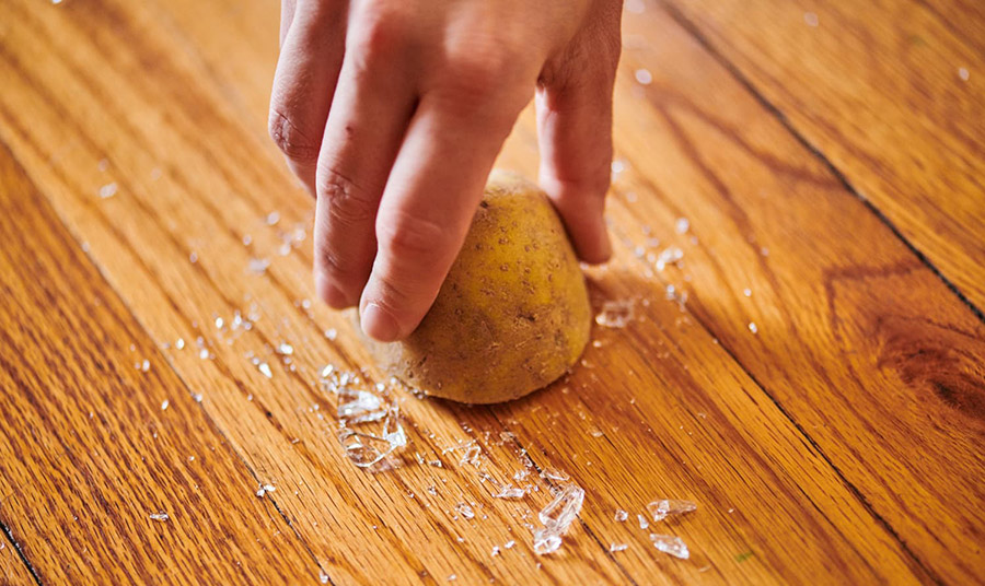 κόβουμε μία μεγάλη πατάτα στη μέση και πιέζουμε με κάθε μισό στα θραύσματα γυαλιού