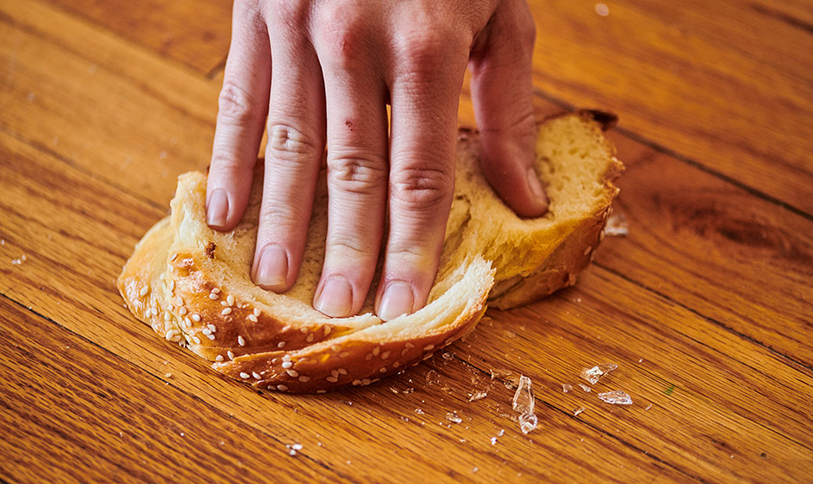Γι' αυτό ο πιο σίγουρος και ασφαλής τρόπος για να μην κοπείτε όταν μαζεύετε κομμάτια από σπασμένο γυαλί είναι να τα «ταμπονάρετε» με μπόλικη ψίχα από ψωμί!