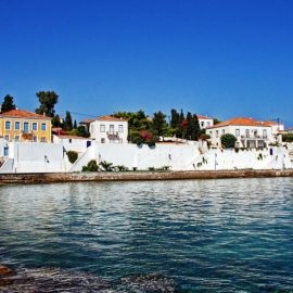 Το πανέμορφο και γραφικό νησί του Αργοσαρωνικού διατηρεί την παράδοση και την παλιά του αριστοκρατική αίγλη