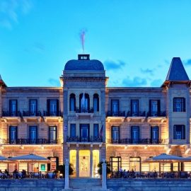 Το ξενοδοχείο Poseidonion Grand Hotel αποτελεί ορόσημο του νησιού