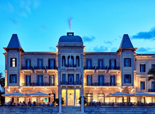 Το ξενοδοχείο Poseidonion Grand Hotel αποτελεί ορόσημο του νησιού