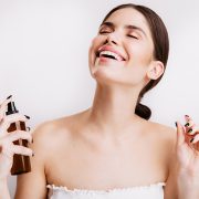 Setting spray: Με βάση το νερό ή την αλκοόλ: Ποιο είναι καλύτερο;
