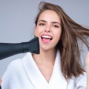 Συμβουλές και μυστικά για να στεγνώνουν τα μαλλιά μας στο… πιτς φιτίλι!