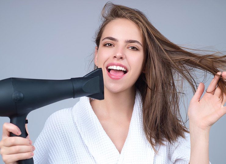 Συμβουλές και μυστικά για να στεγνώνουν τα μαλλιά μας στο… πιτς φιτίλι!