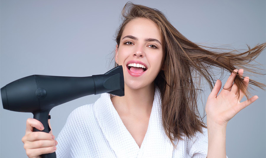 Συμβουλές και μυστικά για να στεγνώνουν τα μαλλιά μας στο… πιτς φιτίλι!