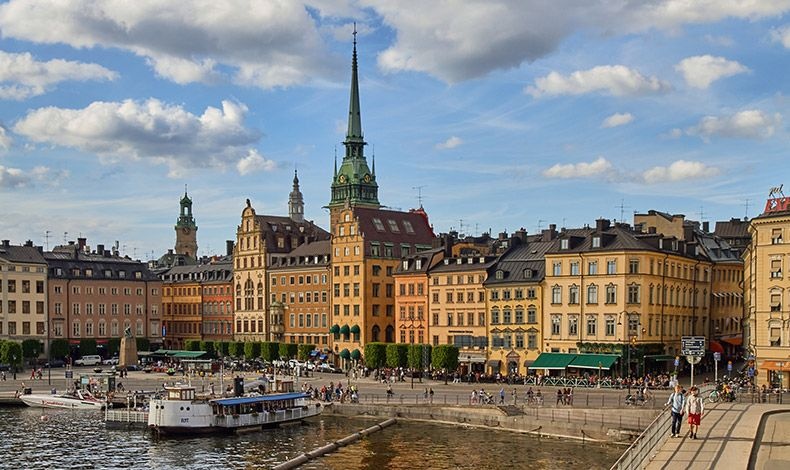 Η Στοκχόλμη εντυπωσιάζει με τη σκανδιναβική αρχιτεκτονική και τα πλακόστρωτα καλντερίμια της Gamla Stan (παλιά πόλη) και συγκαταλέγεται ανάμεσα στις πιο ρομαντικές και κοσμοπολίτικες πρωτεύουσες της Ευρώπης