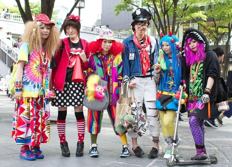 Τολμηρά πειράματα, φωτεινά αταίριαστα χρώματα και μοτίβα της γιαπωνέζικης νεολαίας στα τέλη του ’80 νεολαίας