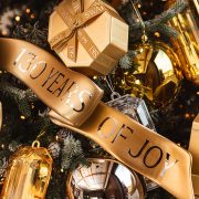 Η Swarovski γεμίζει την Αθήνα με γιορτινό φως!