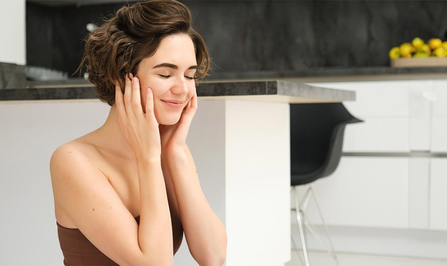 Μεταξύ άλλων το ταχίνι βοηθά στην ορμονική ισορροπία των γυναικών, ενώ διατηρεί όμορφα και λαμπερά τα μαλλιά και το δέρμα μας PHOTO FREEPIK