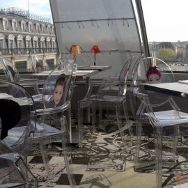 Η φαντασμαγορική εσωτερική διακόσμηση του Κong «συνυπάρχει» με τη συγκλονιστική θέα στη γαλλική πρωτεύουσα