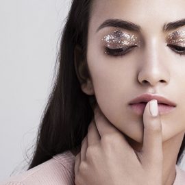 Στις περισσότερες πασαρέλες, το glitter κυριαρχεί και δίνει στο βλέμμα μας ακόμα περισσότερη λάμψη