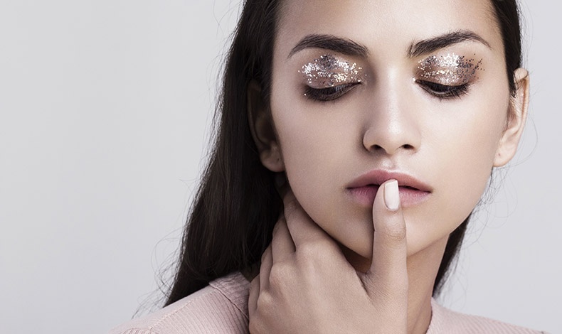 Στις περισσότερες πασαρέλες, το glitter κυριαρχεί και δίνει στο βλέμμα μας ακόμα περισσότερη λάμψη