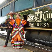 Ένας από τους καλύτερους τρόπους για να ζήσετε την εμπειρία της τεκίλας στη γενέτειρά της είναι να επιβιβαστείτε σε ένα από τα θεματικά τρένα, όπως το Jose Cuervo Express θα σας πάει στα αποστακτήρια Κουέρβο, στην πόλη της Τεκίλας