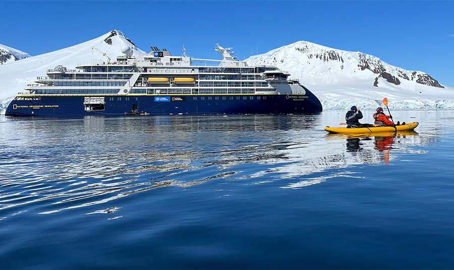 PHOTO LINDBLAD EXPENDITIONS