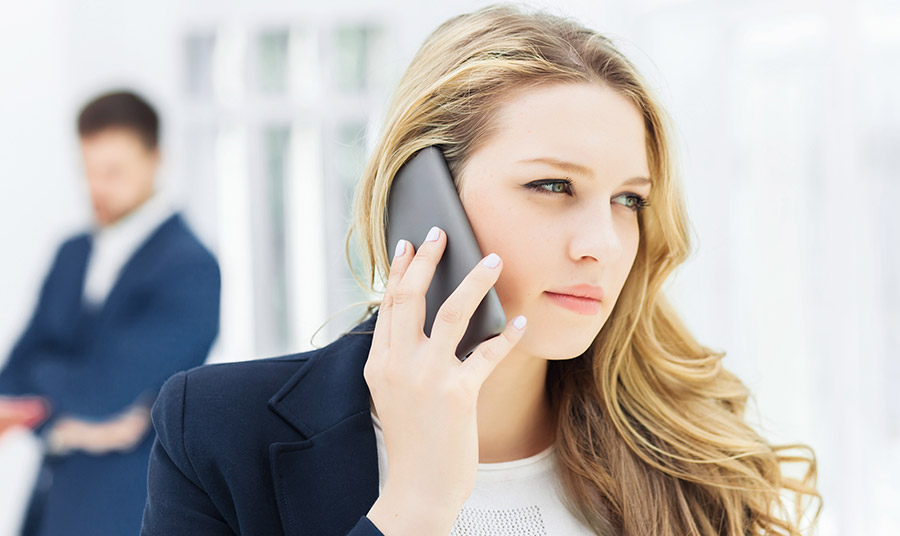 Πώς προκαλείται το φαινόμενο tech neck και γιατί; Τρόποι αντιμετώπισης για τον λαιμό και το ντεκολτέ.
