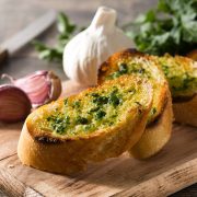 Κατακτήστε την τέχνη του τέλειου σκορδόψωμου!