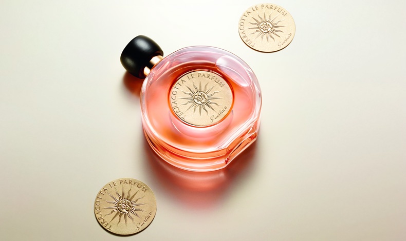 Το συλλεκτικό άρμωα Terracota Le Parfum, σε ένα μπουκάλι αληθινό κόσμημα με ονειρεμένη ευωδιά