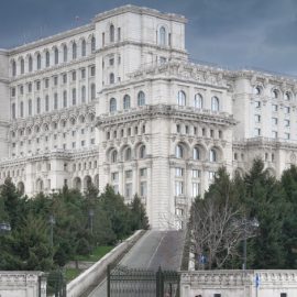 Το παλάτι του κοινοβουλίου στο Βουκουρέστι διαθέτει περίπου 3.100 δωμάτια και καλύπτει 330.000 τ.μ.