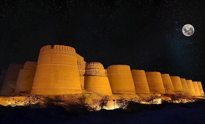 Ένα φρούριο εκπληκτικών διαστάσεων, που μοιάζει να «αναδύεται» μέσα από την έρημο σε έναν αξιοθαύμαστο κύβο