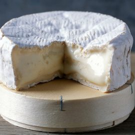 Το καμαμπέρ θεωρείται το ιδανικό συνοδευτικό για φρουτώδη, κόκκινα κρασιά και συντροφεύει με πάθος όσους συνηθίζουν να ταξιδεύουν σε όλο τον κόσμο!