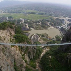 Η γυάλινη κρεμαστή γέφυρα στην επαρχία Γιουνάν της Κίνας