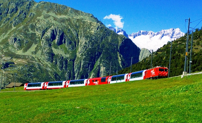 Το Glacier Express περνά από πλούσια λιβάδια καλυμμένα με αλπικά λουλούδια, βουνά, ρυάκια και βουνά?