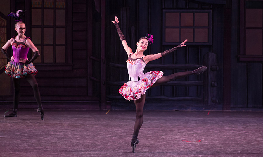 Powder-puff tutu.Η Arianni Martin στην παράσταση του George Balanchine “Western Symphony”