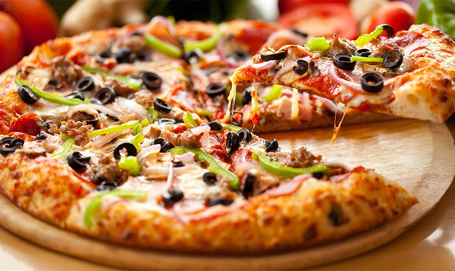 Η πίτσα είναι η μεγαλύτερη αδυναμία των περισσοτέρων, επειδή περιέχει ικανοποιητικές ποσότητες λιπαρών τυριών στα υλικά της!