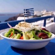Η πατρίδα της θρυλικής χωριάτικης σαλάτας και της κρητικής κουζίνας που επικράτησε να λέγεται μεσογειακή, είναι ένας από τους πιο «υγιεινούς» προορισμούς στον κόσμο!