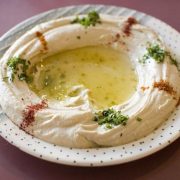 Το χούμους είναι ένα ενδεικτικό πιάτο της λιβανέζικης κουζίνας