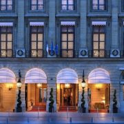 Στην καρδιά του Παρισιού, στην Place Vendome, το ανακαινισμένο Ritz ξαναγίνεται αντάξιο της ιστορίας και της αίγλης του