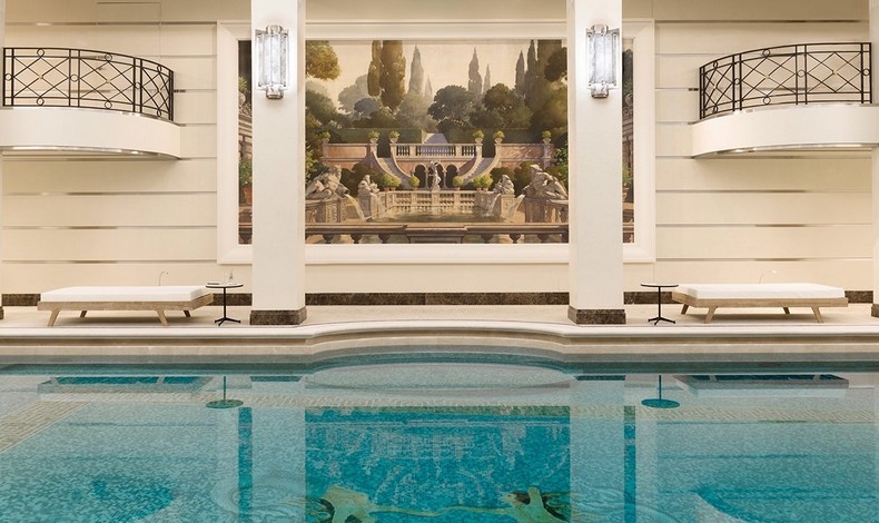 Η εσωτερική πισίνα του ξενοδοχείου. Το Chanel Spa δεν έχει ανοίξει ακόμη τις πύλες του... αναμένουμε!