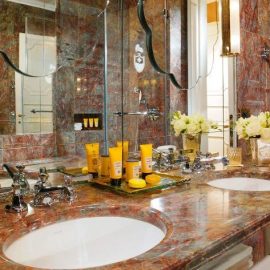 Χαρακτηριστικό μπάνιο στo δωμάτιο Giglio Prestige, με τα θαυμάσια προϊόντα Aqua di Parma