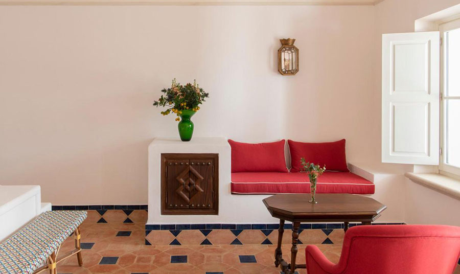 Η απολαυστική συγχώνευση της αισθητικής με γυαλισμένα παρκέ δάπεδα, μαυριτανικά κομοδίνα, επιτοίχια φωτιστικά σε γυαλί Murano και κόκκινες πινελιές 